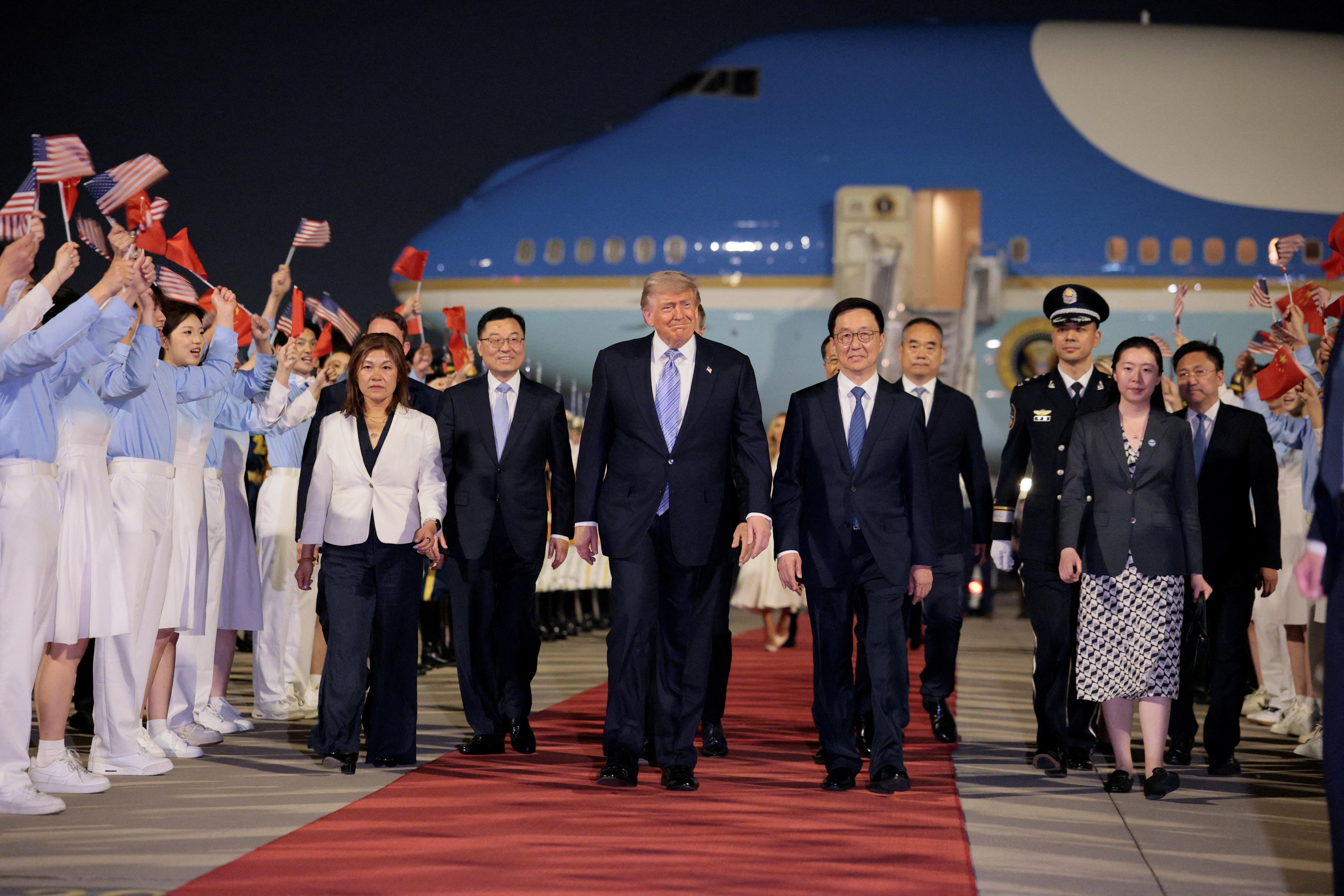 VÍDEO: Estudantes fazem coreografia com bandeiras para receber Trump na China